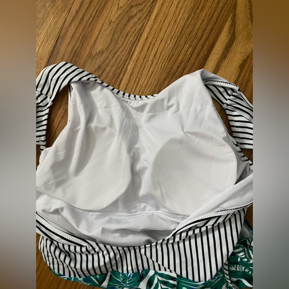 One piece bathing suit with cups - Picture 3 of 3